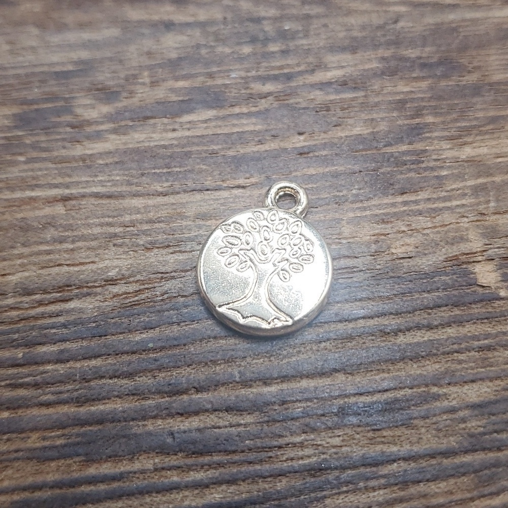 Vermiel tree of life strong‎ roots charm P110